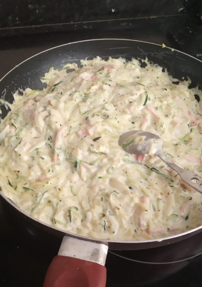 Una foto de Espaguettis de calabacín con nata y bacon