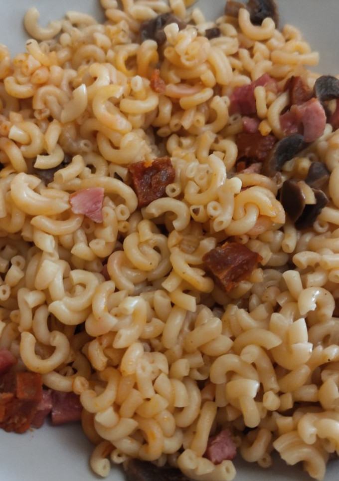 Una foto de Fideuá de champiñones, chorizo y jamón