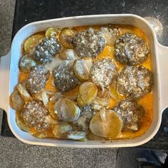 A picture of Kofta in tahini sauce.