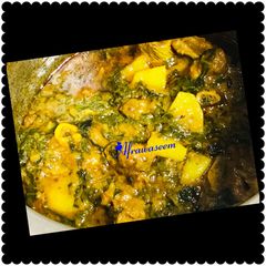A picture of Aloo Palak gosht curry.