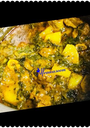 A picture of Aloo Palak gosht curry.