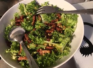 Une photo de Frisée aux lardons et pignons de pin sauce balsamique