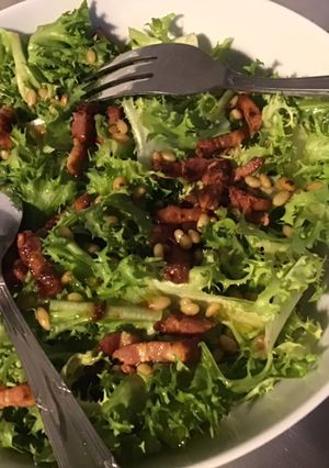 Une photo de Frisée aux lardons et pignons de pin sauce balsamique
