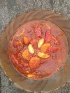 લસણ લીલી હળદર ગાજરનું ખાટું અથાણું (Lasan Lili Haldar Gajar Khatu Athanu Recipe In Gujarati) રેસીપી મુખ્ય ફોટો