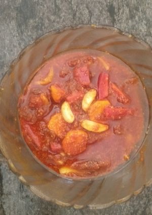 લસણ લીલી હળદર ગાજરનું ખાટું અથાણું (Lasan Lili Haldar Gajar Khatu Athanu Recipe In Gujarati) રેસીપી મુખ્ય ફોટો