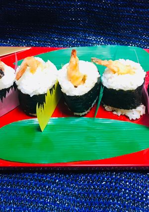 Una foto de Japanese Onigiri tempura de Camarón (bola de arroz)
