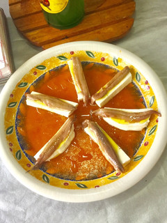 Una foto de Anchoas y queso fresco con gelatina de tomate