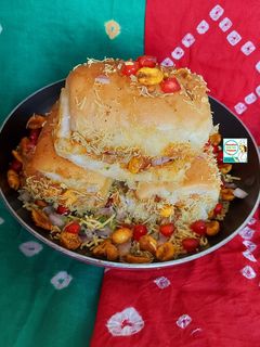 કચ્છી દાબેલી - ડબલ રોટી (Kutchi Dabeli Recipe In Gujarati) રેસીપી મુખ્ય ફોટો