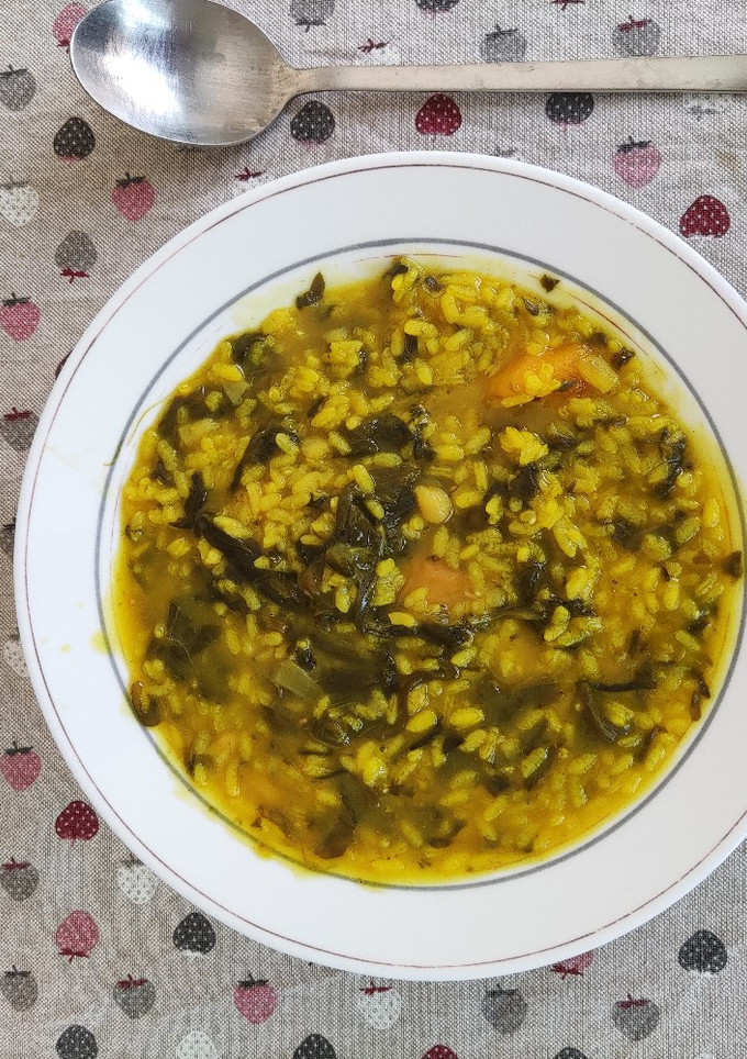 Una foto de Arròs en bledes (fesols i napicol) Arroz con acelgas