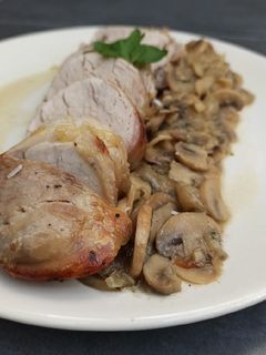 Una foto de Solomillo encebollado con champiñones al horno