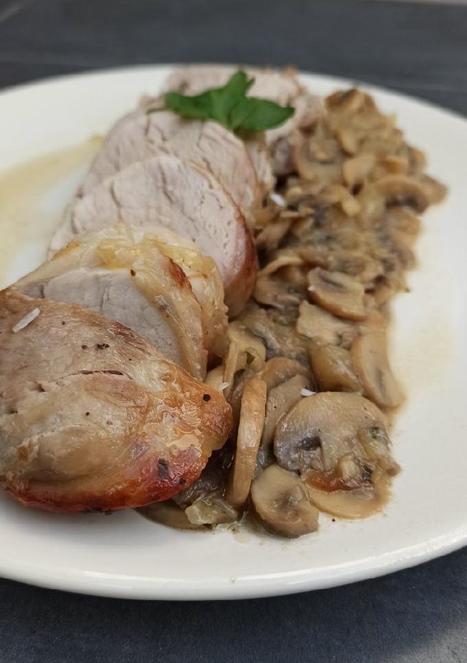 Una foto de Solomillo encebollado con champiñones al horno