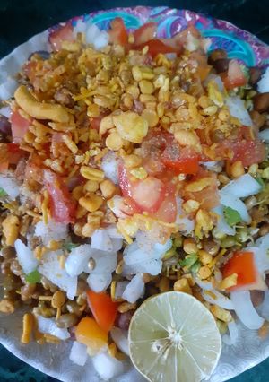 स्टीम दाल मोट मूंग चना चाट(steam dal moth moong chana chaat recipe in hindi) रेसिपी मुख्य फोटो