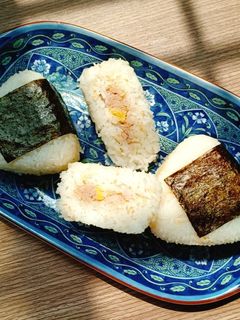 Hình của món Onigiri bằng khuôn cho bé tập làm cơm nắm.