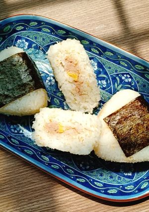 Hình của món Onigiri bằng khuôn cho bé tập làm cơm nắm.