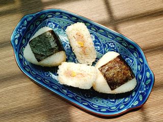 Onigiri bằng khuôn cho bé tập làm cơm nắm