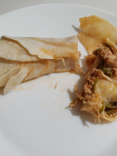 Una foto de Taco 🌮 de pechuga de pollo, salsa bechamel y queso