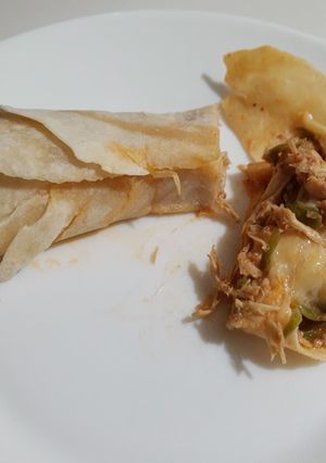 Una foto de Taco 🌮 de pechuga de pollo, salsa bechamel y queso