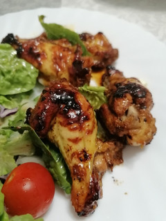 Una foto de 343. Alitas y muslitos pollo en adobo agridulce al punto picante