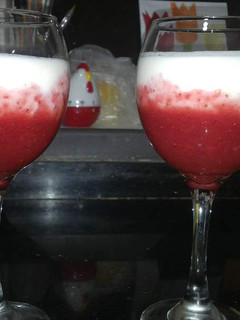 Una foto de Postre helado de fresa y crema de yogurt natural