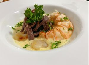 รูปของ เฟตตุชินีครีมโฟมกั้งและหอยเชลล์ (Fettuccine Foam Cream Crayfish and Scallop)