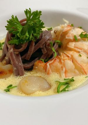 รูปของ เฟตตุชินีครีมโฟมกั้งและหอยเชลล์ (Fettuccine Foam Cream Crayfish and Scallop)