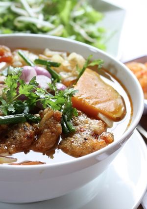 A picture of Da Nang Fish Cake Noodle Soup (Bún chả cá Đà Nẵng).