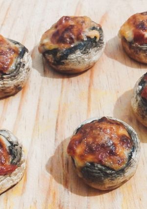 Una foto de Champiñones relleno de pimentón