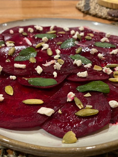 Una foto de Ensalada de carpaccio de betabel