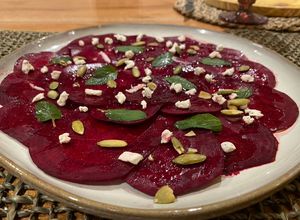 Una foto de Ensalada de carpaccio de betabel
