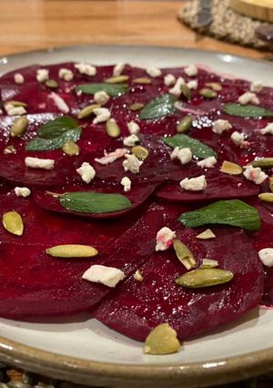 Una foto de Ensalada de carpaccio de betabel