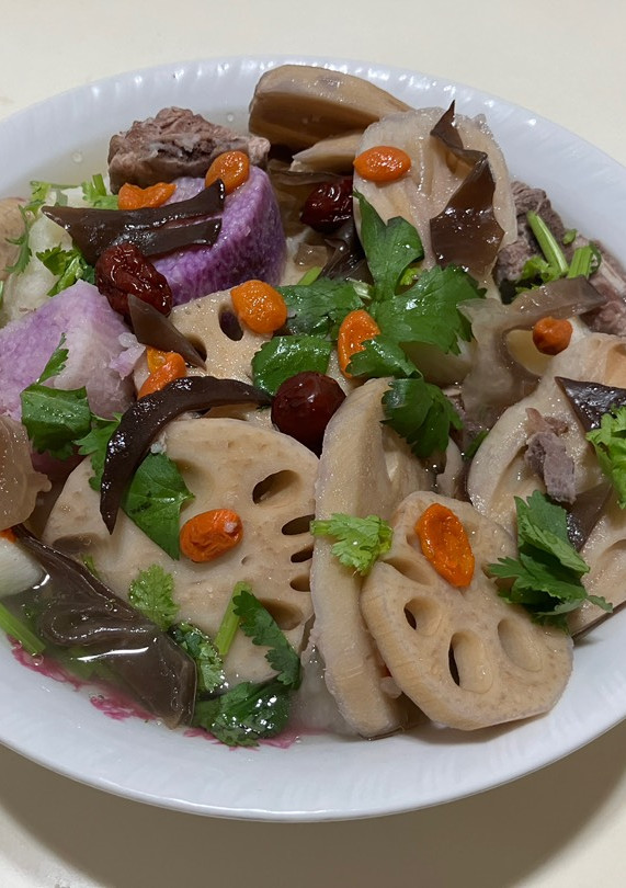 黑木耳山藥蓮藕排骨湯（大同電鍋料理） 的食譜成品照片