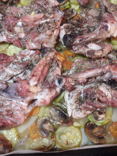 Una foto de Muslos de pollo al horno con base de verduras