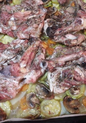 Una foto de Muslos de pollo al horno con base de verduras