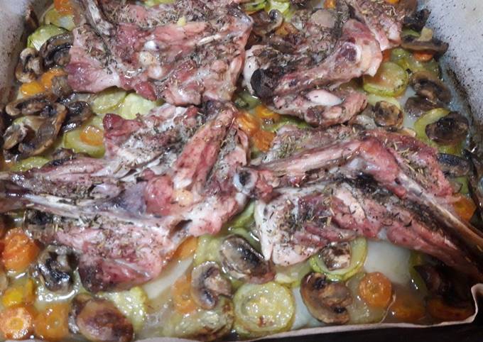 Foto principal de Muslos de pollo al horno con base de verduras