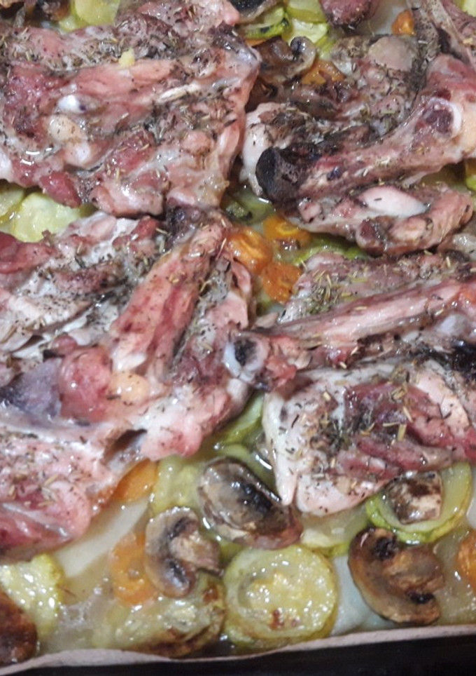 Una foto de Muslos de pollo al horno con base de verduras