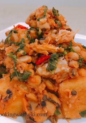 A picture of Kiddies meal.. yam/beans with shredded smoked titus fish veg.