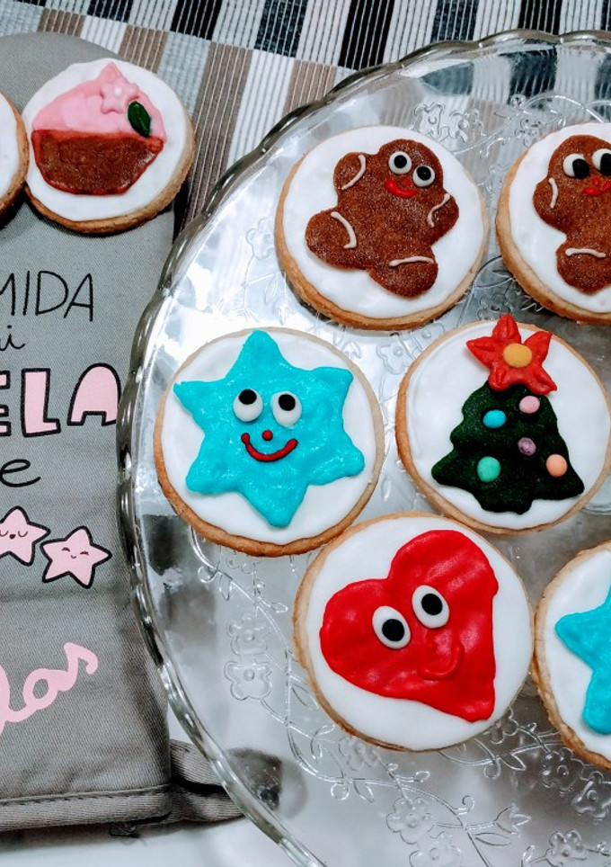 Una foto de Galletitas sabor a pipas con adornos de glaseado