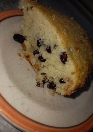 Una foto de Torta de coco y arándanos