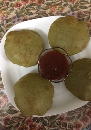 A picture of #Palak (spinach and cottage cheese)paneer poori.