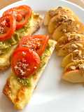 Tostadas de queso, tomate y aguacate. (Fácil)