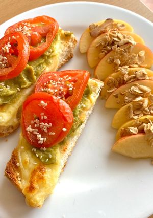 Una foto de Tostadas de queso, tomate y aguacate. (Fácil)