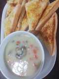 Mushroom soup with garlic bread