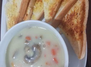 Foto resep Mushroom soup with garlic bread