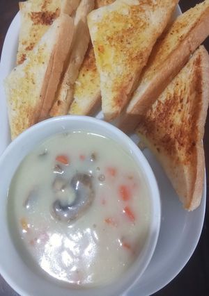 Foto resep Mushroom soup with garlic bread