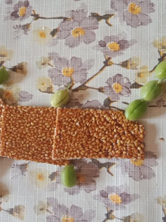 તલ ની ચિક્કી (Til Chikki Recipe In Gujarati) રેસીપી મુખ્ય ફોટો
