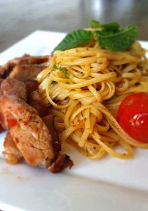 รูปของ สปาเก็ตตี้น้ำตกหมู Spicy Thai spaghetti with grilled pork
