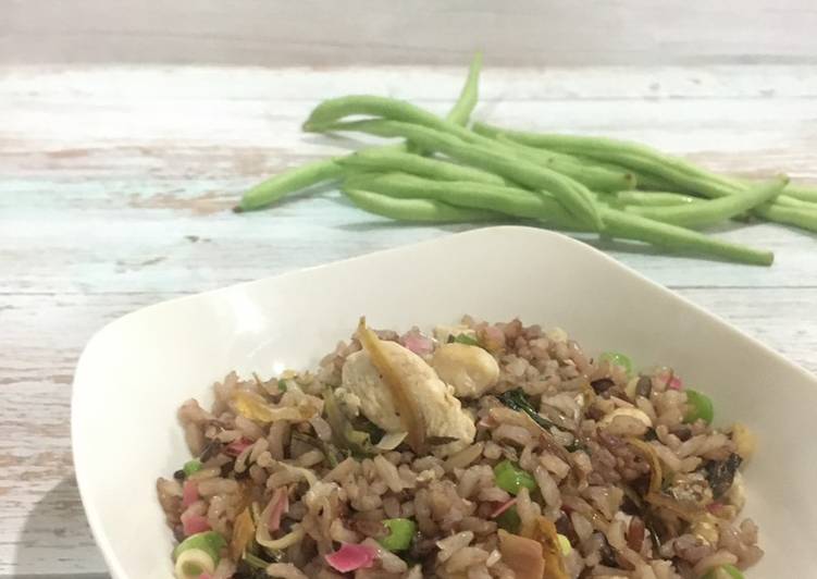 Langkah Mudah untuk Menyiapkan Nasi Goreng Kerabu Sihat, Menggugah Selera