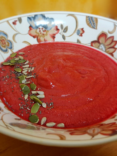 Una foto de Gazpacho de remolacha y tomate