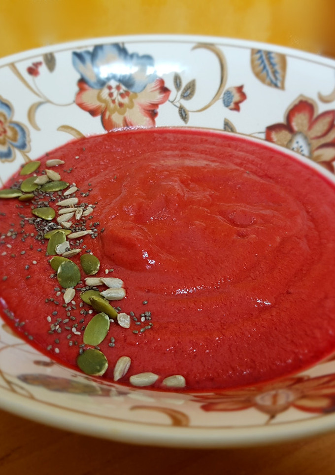Una foto de Gazpacho de remolacha y tomate