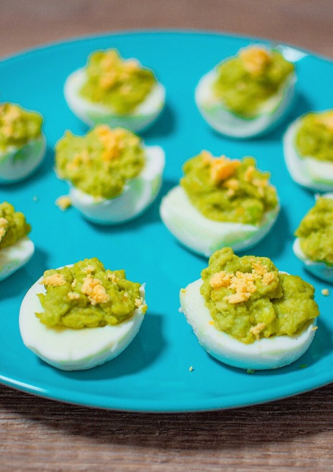 Una foto de Huevos rellenos de aguacate